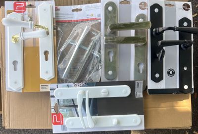 la boîte contient de nombreux types de ferrures de porte différents