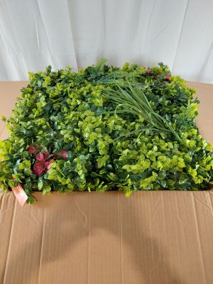 une boîte sur laquelle sont disposées plusieurs plantes vertes