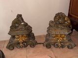 deux statues de lions posées sur une table