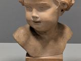 buste en marbre représentant un jeune garçon, posé sur un socle en bois
