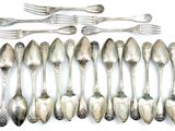beaucoup de cuillères et de fourchettes en argent sur la table