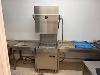 une cuisine en acier inoxydable avec un évier et une cuisinière