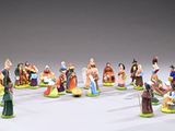 de nombreuses figurines représentant des personnes debout en cercle