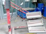 une photo d'un homme travaillant dans une usine