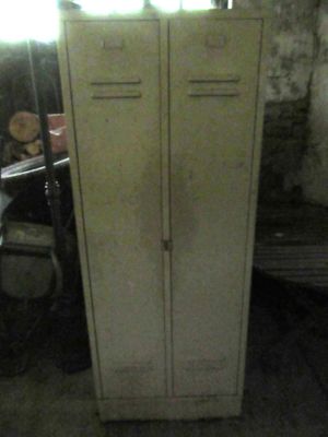 une armoire haute dans un coin de la pièce