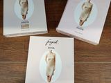 trois boîtes emballées sur lesquelles figure l'image d'une femme en robe