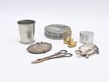 beaucoup d'objets en argent posés sur une table