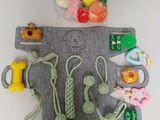 un sac gris orné d'un tas de jouets