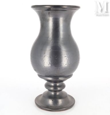 un vase en argent posé sur une table