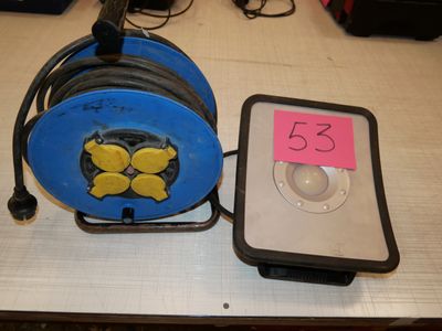 une bobine bleue ornée d'un papillon jaune, à côté d'un lecteur MP3