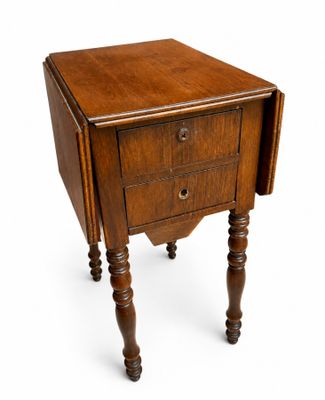 une vieille table en bois surmontée d'un tiroir