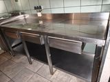 un comptoir en acier inoxydable dans une cuisine commerciale