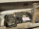 une boîte contenant un tas d'outils