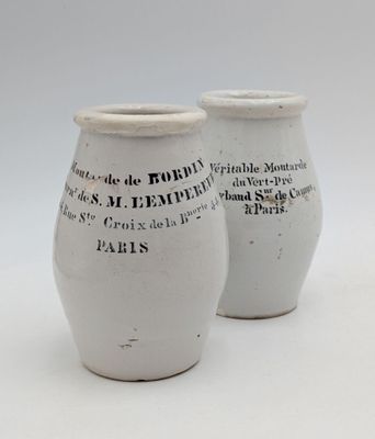 deux vases blancs portant une inscription noire sur fond blanc