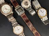 trois montres sont posées les unes à côté des autres sur une surface noire