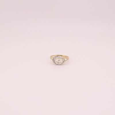 une image d'une bague en diamant sur une surface blanche