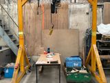 une photo d'une pièce dans laquelle se trouvent une table et une grue