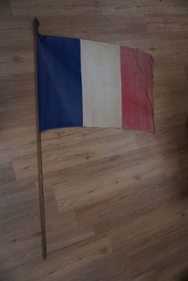 un drapeau hissé sur un mât dans une pièce