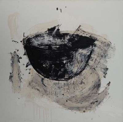 une peinture en noir et blanc représentant un bol posé sur un mur blanc
