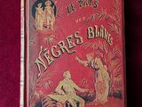 un vieux livre à la couverture rouge posé sur un tissu rouge