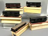 Plusieurs types de trains miniatures sont exposés dans une vitrine.