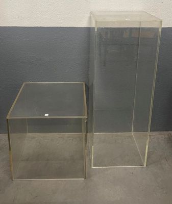paire de tables d'appoint en acrylique transparent avec un plateau en verre