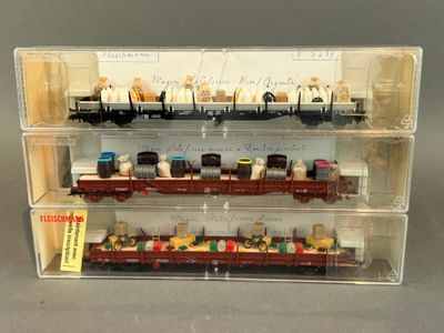 une vitrine sur laquelle sont disposés plusieurs petits trains miniatures