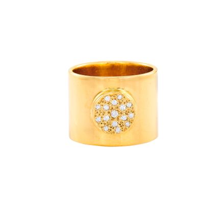 gros plan d'une bague en or et diamants sur fond blanc