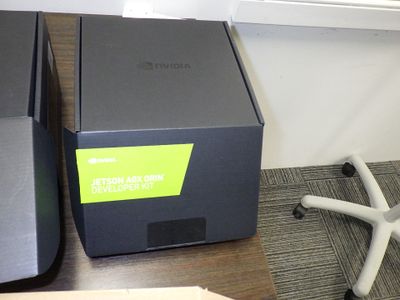 deux boîtes posées sur un bureau, à côté d'une chaise