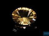 gros plan d'un diamant jaune sur une surface noire
