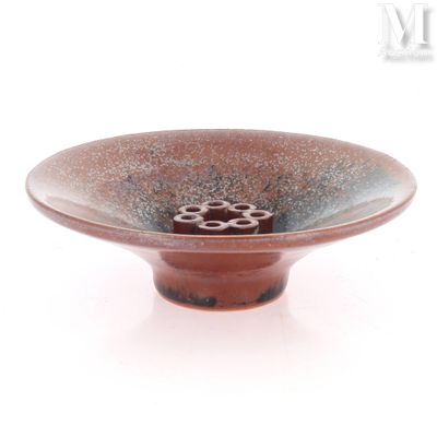 un bol marron avec une fleur à l'intérieur
