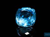 gros plan d'un diamant bleu sur une surface noire