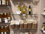 Ce magasin regorge de rayons remplis de produits alimentaires et de condiments