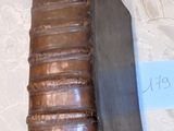 un gâteau avec un couteau et une part de gâteau posée sur une table