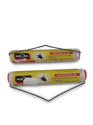 deux tubes d'anti-moustiques et un tube d'anti-moustiques sur fond blanc