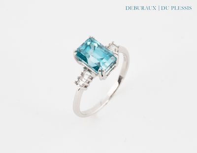 une bague sertie d'une topaze bleue entourée de diamants