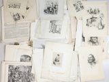 une pile de vieux livres sur lesquels figurent des dessins