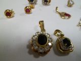 Plusieurs types de bijoux sont exposés sur une table