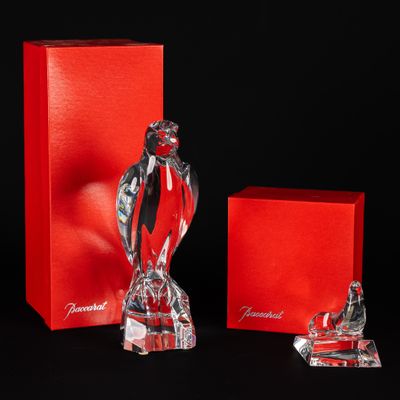 deux figurines en verre représentant une femme en robe rouge et une boîte rouge