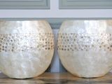 deux vases posés sur une table en bois