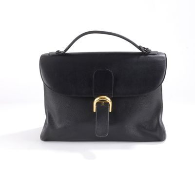 un sac à main en cuir noir orné d'une boucle dorée sur le devant