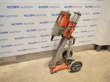 une petite machine posée sur le sol