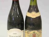 deux bouteilles de vin posées l'une à côté de l'autre sur une table