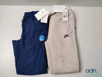 un gros plan sur un pantalon posé sur une table