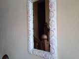 un miroir accroché au mur au-dessus d'un lit