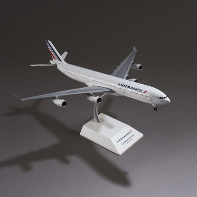 une maquette d'avion posée sur un socle