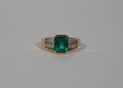 BAGUE en or 18 cts ornée d'une émeraude épaulée de douze dia…