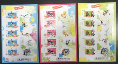 Quatre personnages Disney différents figurent au dos d'une carte postale