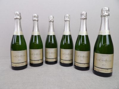 six bouteilles de champagne alignées sur une table