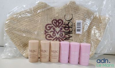 un sac contenant beaucoup de bouteilles et un sac contenant beaucoup de bouteilles